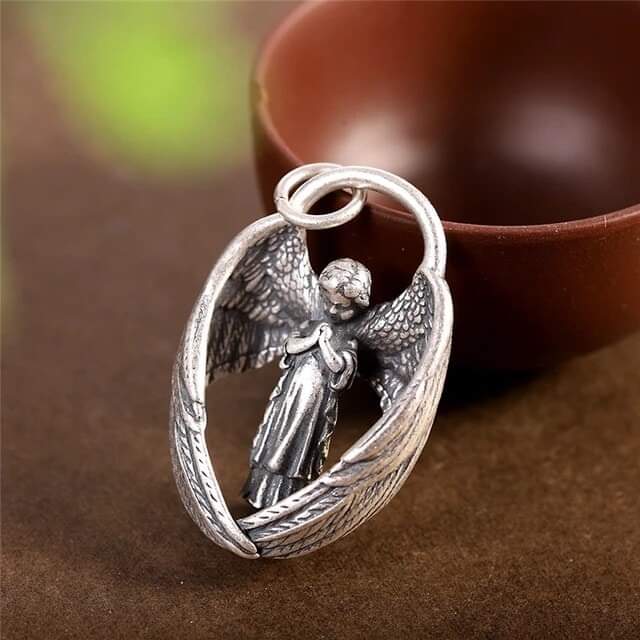 Collar con colgante de ángel rezando –