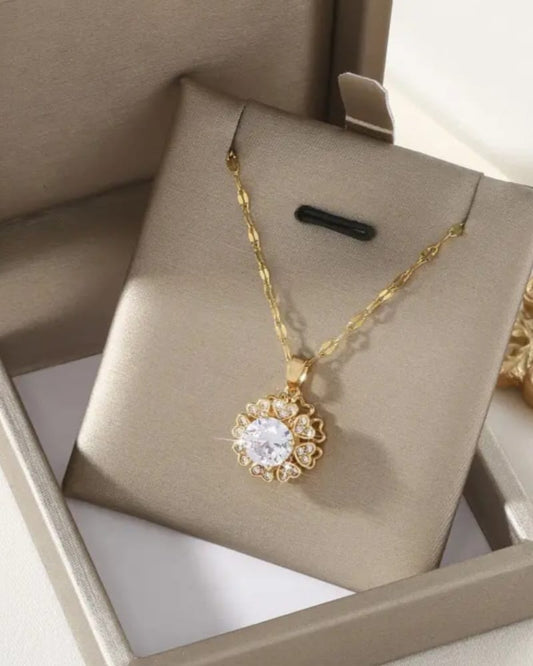 Collar giratorio de corazon con Zircon